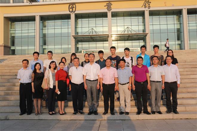 集團捐資100萬元人民幣在中國海洋大學(xué)設(shè)立德才獎學(xué)基金(圖5)