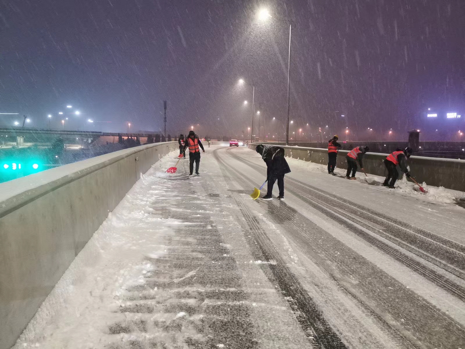 以雪為令 聞雪而動 | 中建聯(lián)合全力清冰除雪保暢通(圖2)